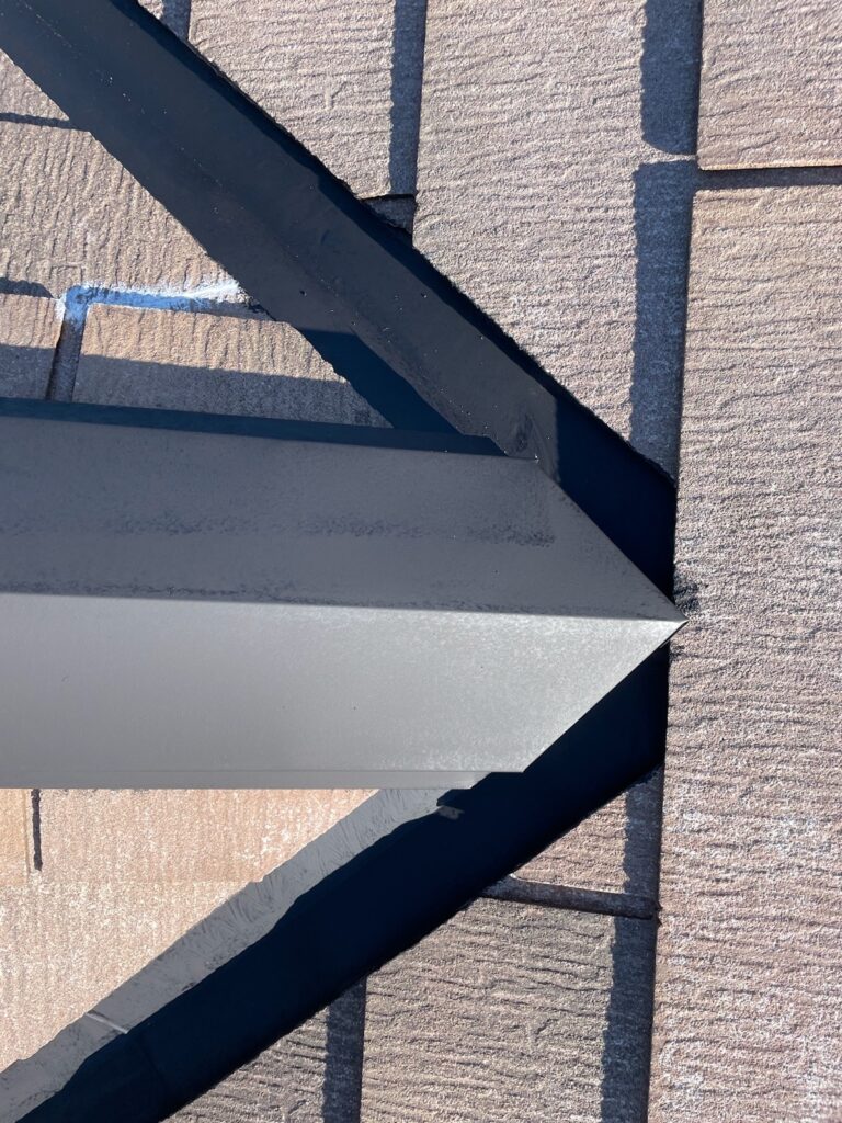 屋根板金さび止め<br />
（基本的に鉄部の下塗りはさび止めを塗ります。）