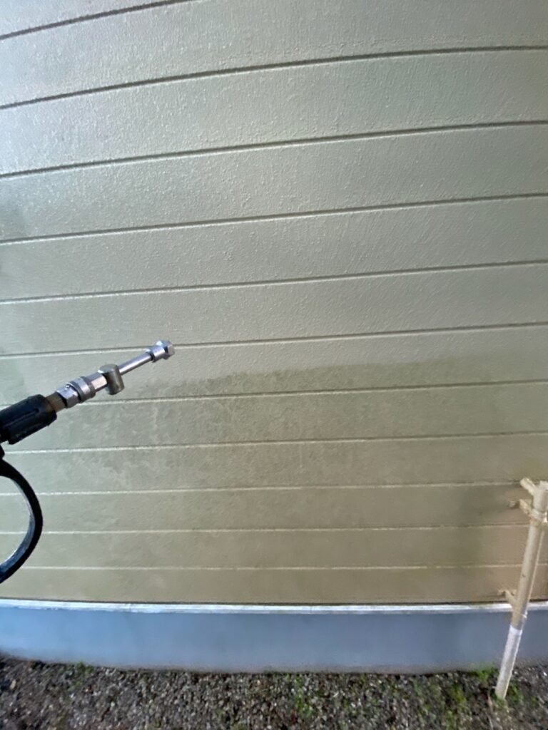 洗浄作業<br />
（今回外壁塗装はしませんが、汚れがありましたので、サービスにて洗浄をさせていただきました。）