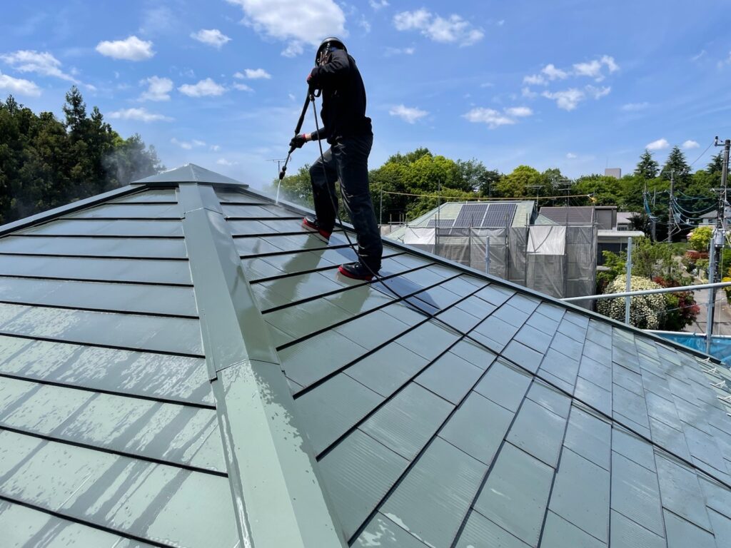 洗浄作業<br />
（今回屋根は塗装しませんが、屋根の洗浄も行いました。）
