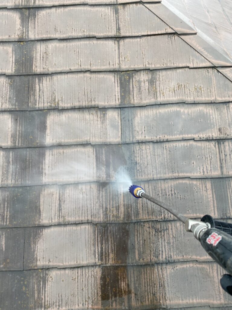 屋根洗浄<br />
（表面のコケやカビをしっかりと落とします。）