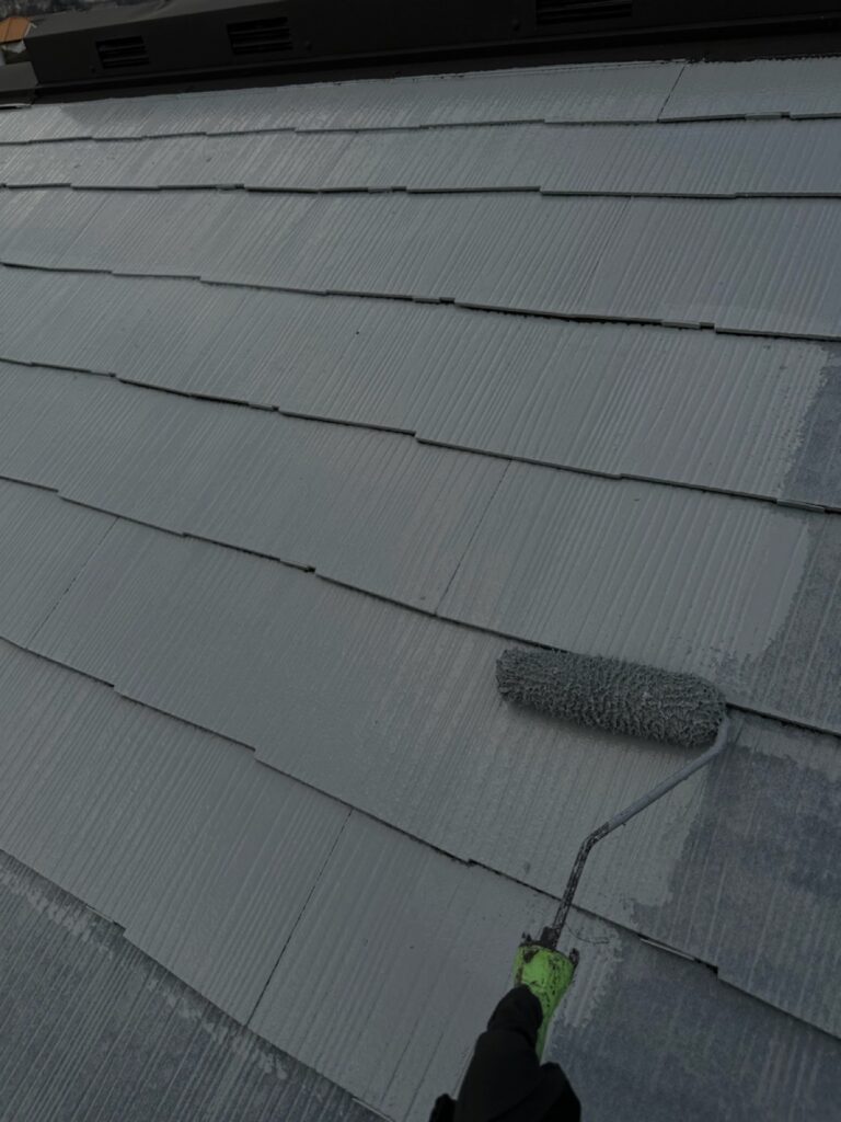 屋根下塗り2回目<br />
（劣化が激しい為、下塗りを２回塗りました。）
