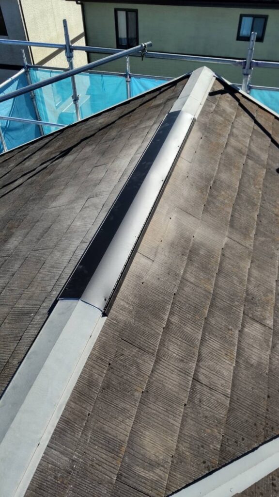 後付けの換気棟取り付け完了<br />
（屋根裏は湿気が溜まりやすい為、2階の室内にも湿気の影響が出る場合があります。<br />
屋根に換気棟を取り付けることで屋根裏の湿気を逃がすことができます。）