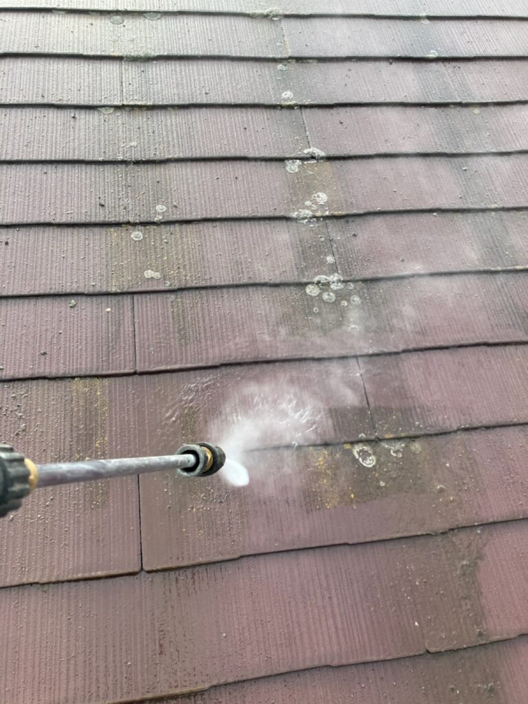 屋根洗浄<br />
（表面のコケやカビをしっかりと落としました。）