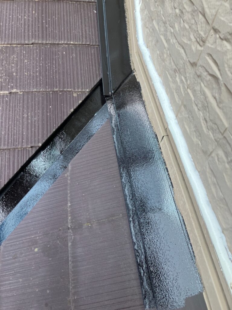屋根の鉄部さび止め塗布