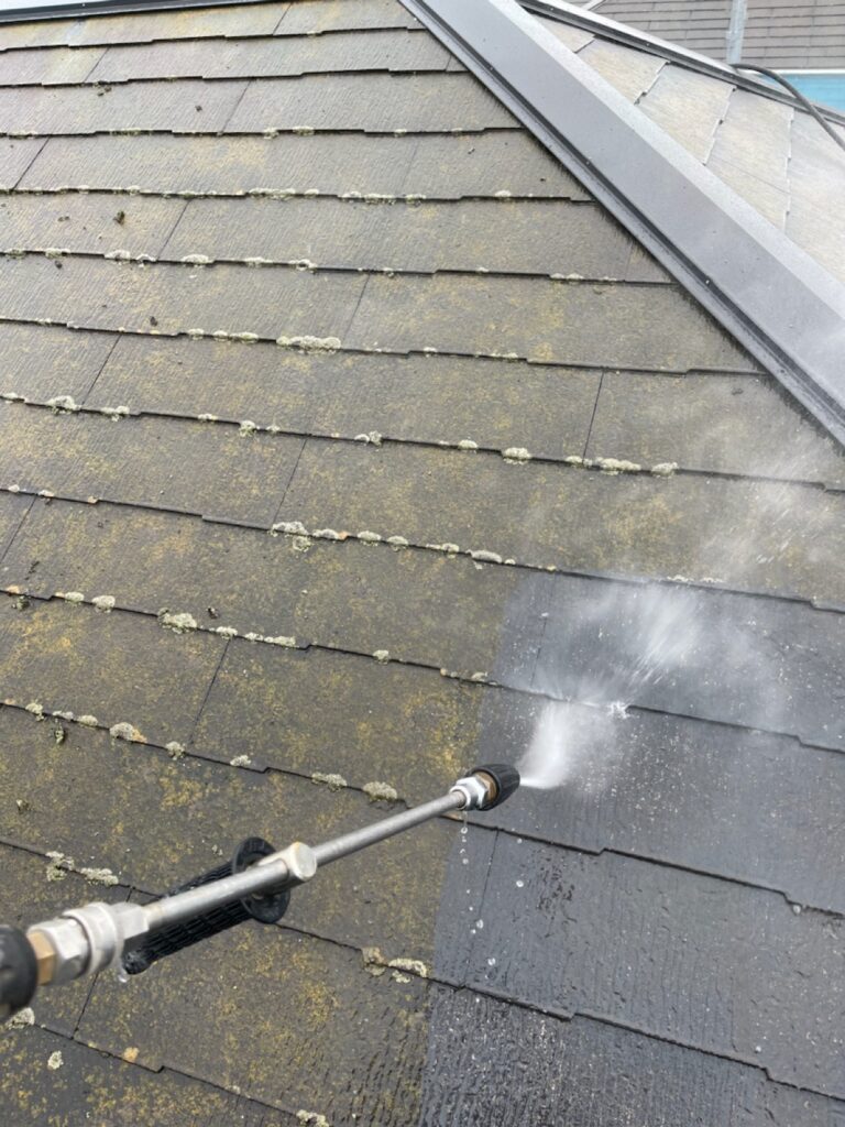屋根洗浄<br />
（屋根カバーをする前に屋根の洗浄をしっかりと行いました。）