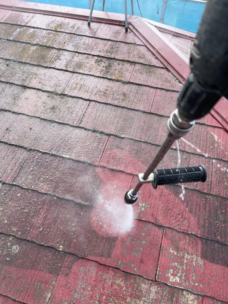 屋根洗浄<br />
（屋根カバー工事前に表面のコケやカビをしっかりと落としました。）