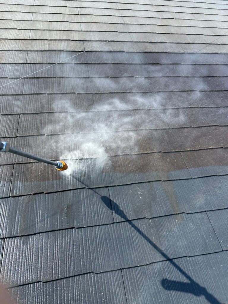 屋根洗浄<br />
（表面のコケやカビをしっかりと落としました。）