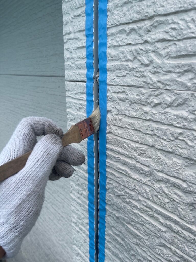 プライマー塗布<br />
（外壁とコーキングを密着させる為の接着剤です。）