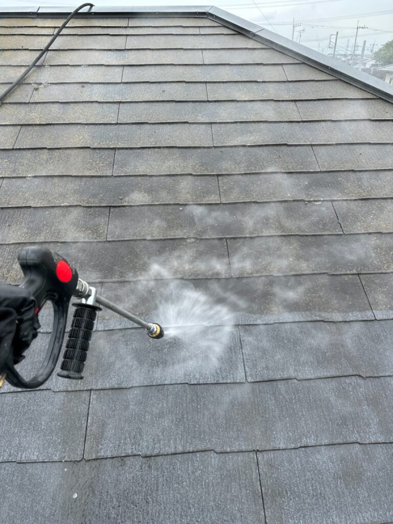 屋根洗浄<br />
（表面のコケやカビをしっかり落としました。）