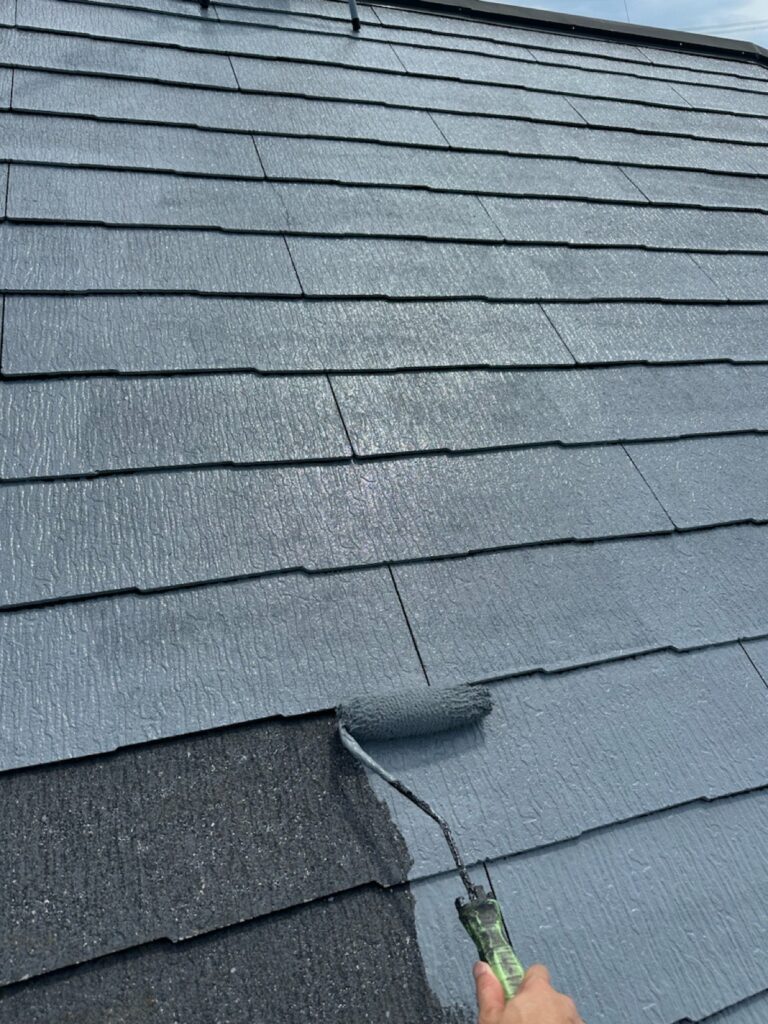 屋根下塗り1回目<br />
（吸われてしまって色が薄く、下塗りが効いていません。)<br />
