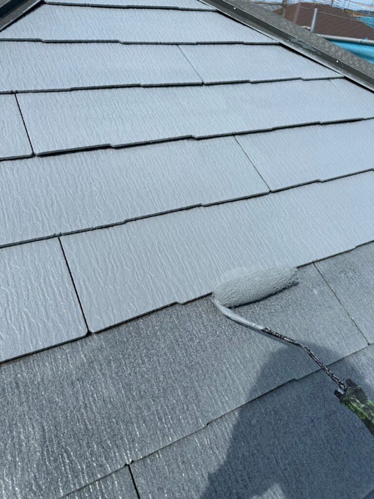 屋根下塗り２回目<br />
（色が濃くなりましたので、下塗りが効いています。）