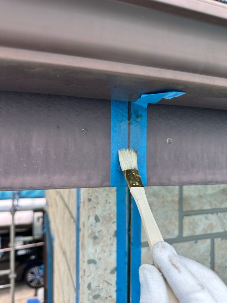 プライマー塗布<br />
（外壁とコーキングを密着させる為の接着剤です。とても重要な工程です。）