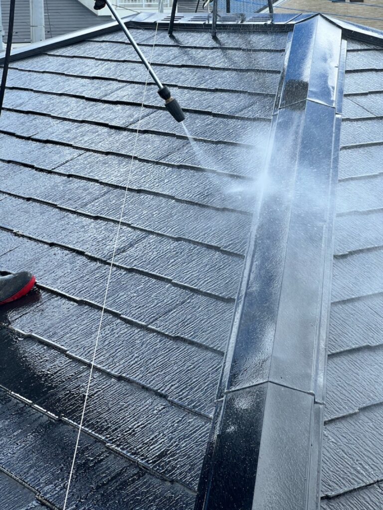 屋根カバー前の屋根洗浄<br />
（コケやカビの付着があり、表面を綺麗にする為、洗浄を行いました。※洗浄をしなくても屋根に影響はありません）
