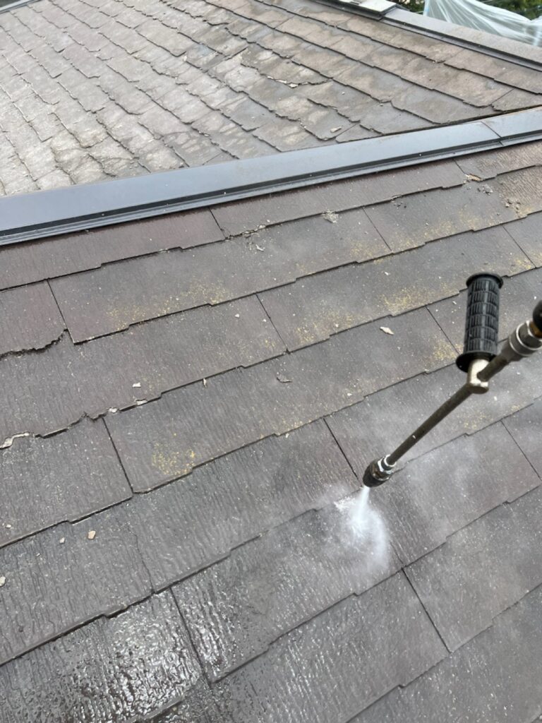 屋根洗浄<br />
（カバー工法の為、洗浄をする必要はないですが、既存のコケやカビがある状態でカバー工法は嫌ですので高圧洗浄を行いました。）