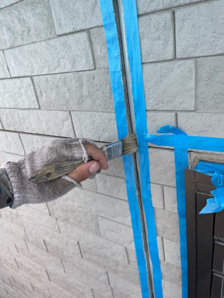 プライマー塗布<br />
（外壁とコーキングを密着させる為の接着材です。）