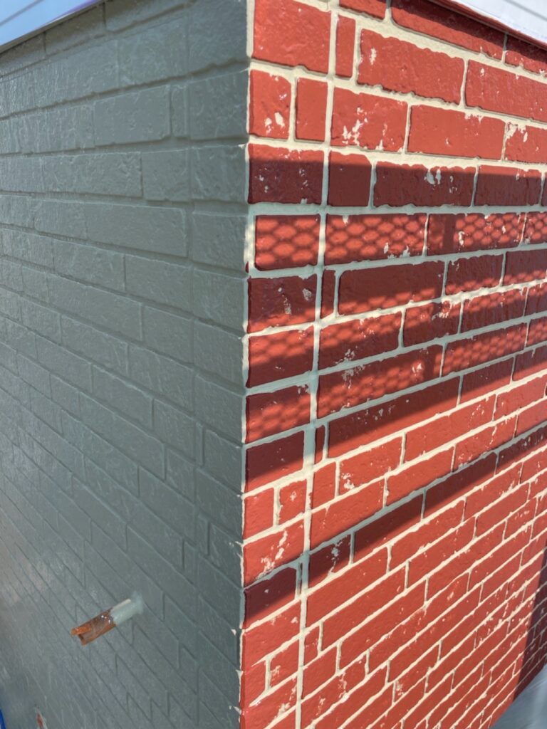 外壁上塗り（4回塗り目）<br />
特殊なローラーを使用し、タイル柄を作ります。