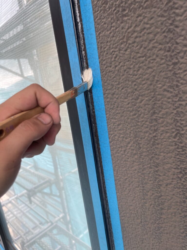 プライマー塗布<br />
（プライマーは外壁とコーキングを密着させる為の接着材です。）