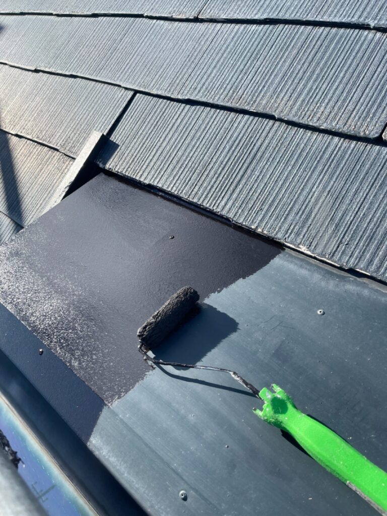 屋根の鉄部さび止め<br />
（さびが出てこないようにさび止めを塗りました。）