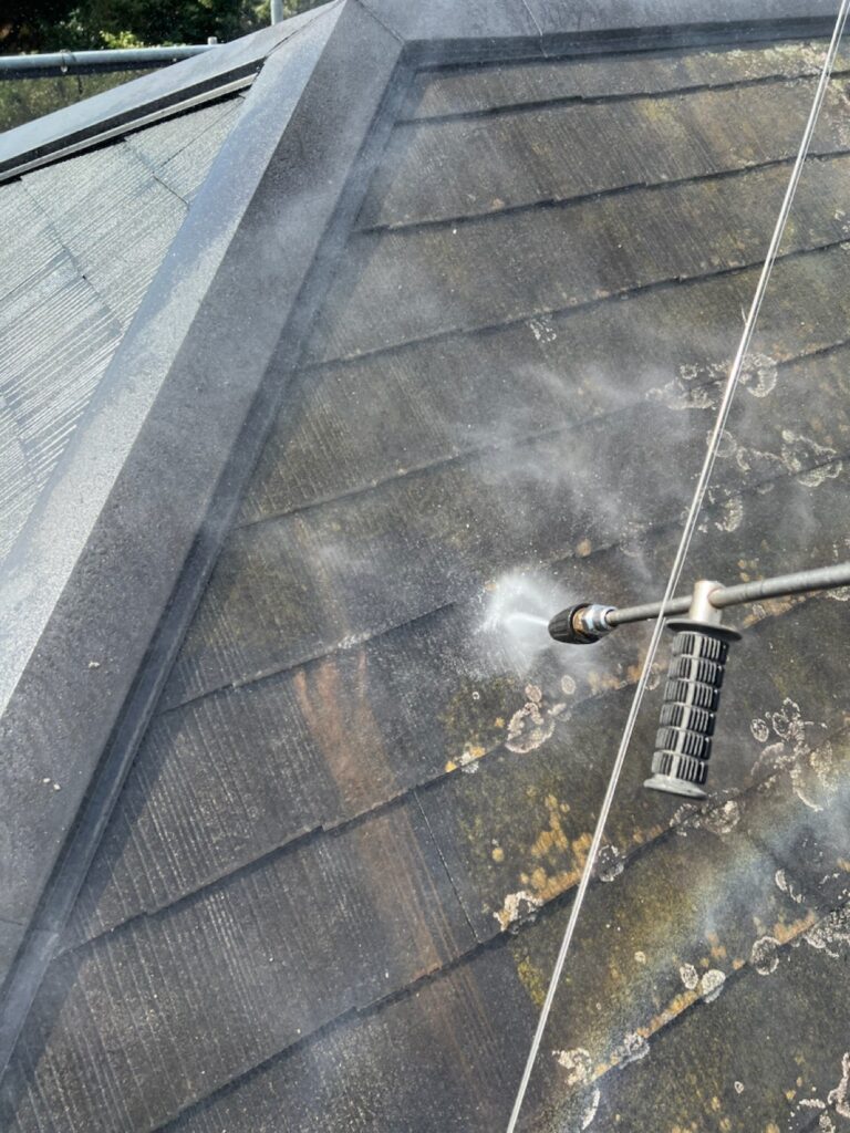 屋根高圧洗浄<br />
（表面のコケやカビをしっかり落としました。）