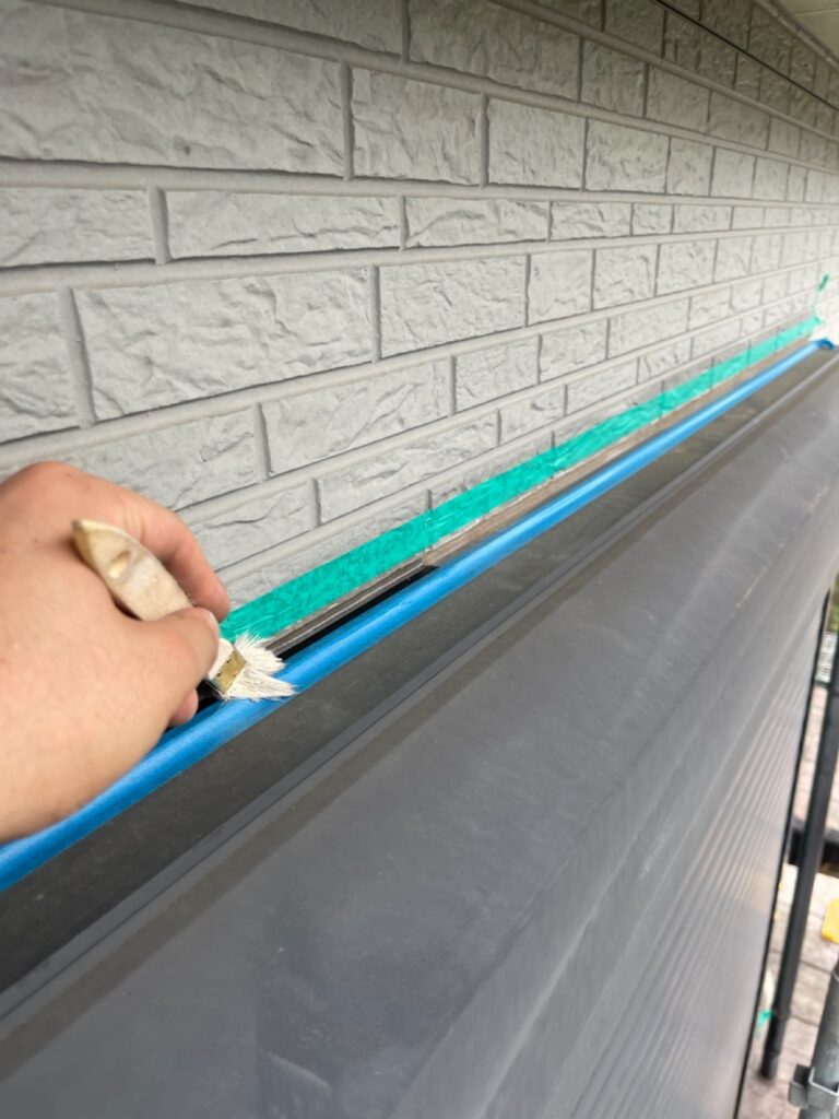 プライマー塗布<br />
（外壁とコーキングを密着させる為の接着剤です。とても重要な工程です。）