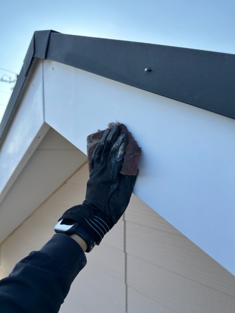 破風板ケレン<br />
（専用の道具で傷をつけて塗料の密着をよくする為の下地調整です。）