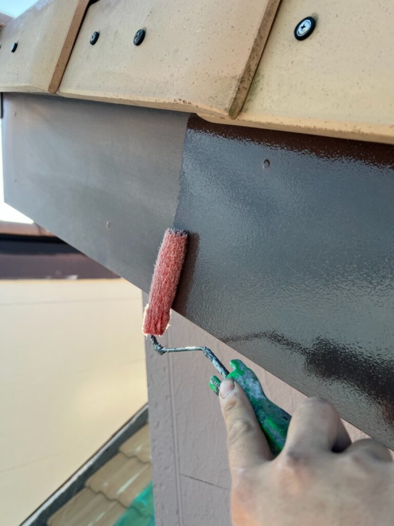 破風板下塗り<br />
（弊社では痛みやすい個所は専用の下塗りを塗ります。弊社は合計で3回塗りですが、通常は2回塗りがほとんどです。）
