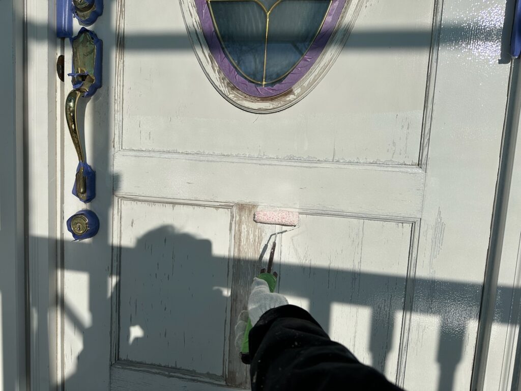 玄関ドア下塗り<br />
（弊社では痛みやすい個所は専用の下塗りを塗ります。）