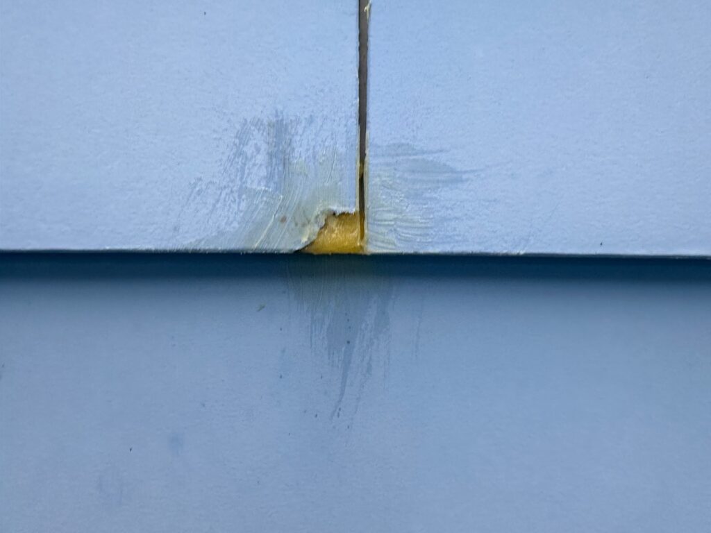 外壁のひび割れ箇所のパテ処理