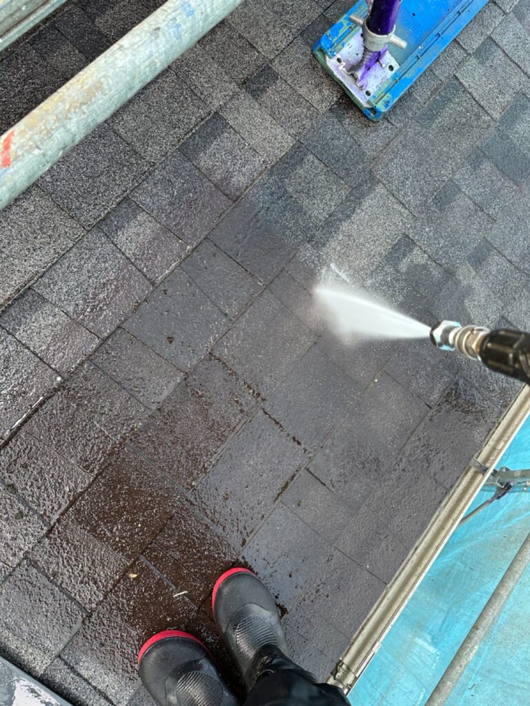 屋根洗浄<br />
（今回は屋根塗装はしませんが、表面のコケやカビをしっかり落としました。）