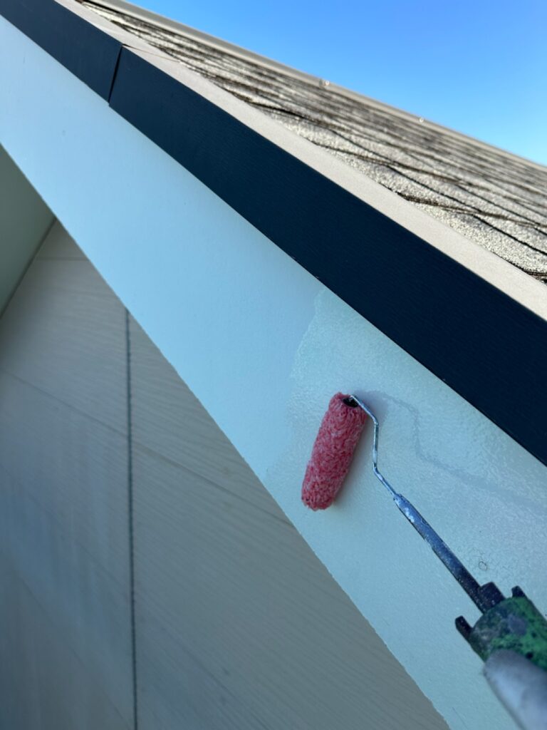 破風板下塗り<br />
（弊社では痛みやすい個所は専用の下塗りを塗ります。弊社は合計で3回塗りですが、通常は2回塗りがほとんどです。）