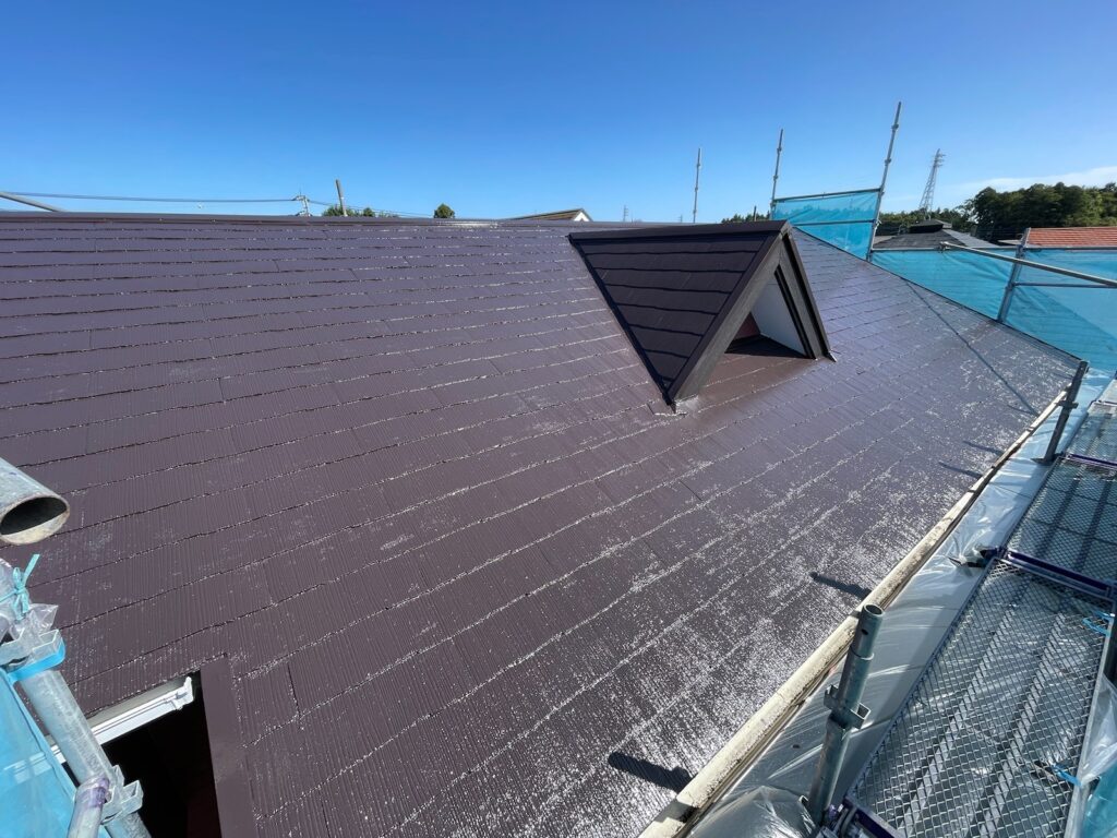 屋根中塗り（完了）<br />
※無機塗料ですので、中塗りの時点で艶がすごいです。