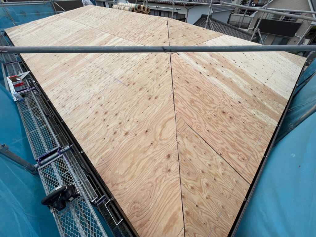 ラーチ材取り付け（大屋根）<br />
（ラーチ材を取り付ける事により、屋根の下地が補強されます。）