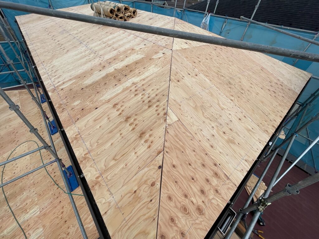 ラーチ材取り付け（大屋根）<br />
（ラーチ材を取り付ける事により、屋根の下地が補強されます。）