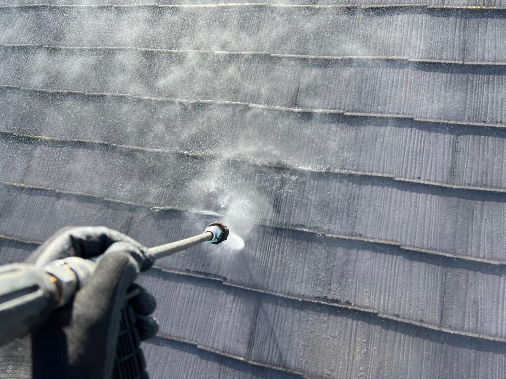 屋根：高圧洗浄<br />
（表面のコケやカビをしっかり落としました。）