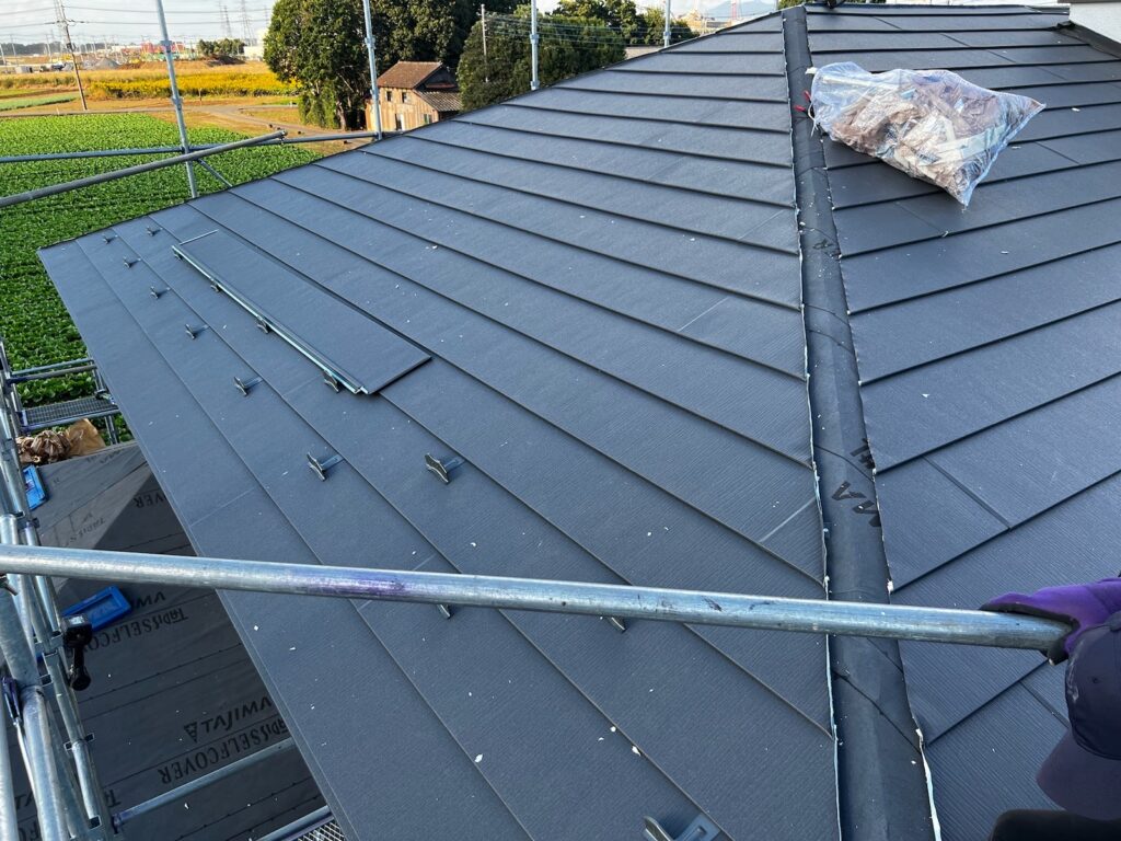 屋根本体取り付け（大屋根）<br />
※屋根の端を上に立ち上げることにより、中に雨が入らないようにしています。）