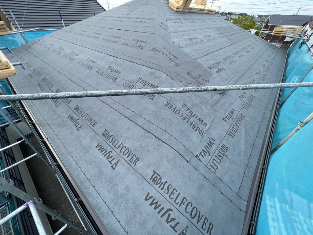 防水シート取り付け（大屋根）<br />
（ビスを使用しない、粘着タイプを使用しました。）<br />
※防水シートは雨漏れを防ぐための重要な役割です。