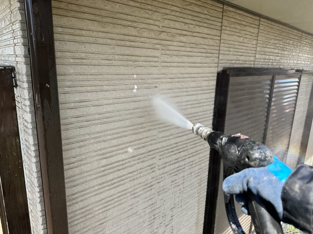 外壁洗浄<br />
（表面のコケやカビをしっかり落としました。）