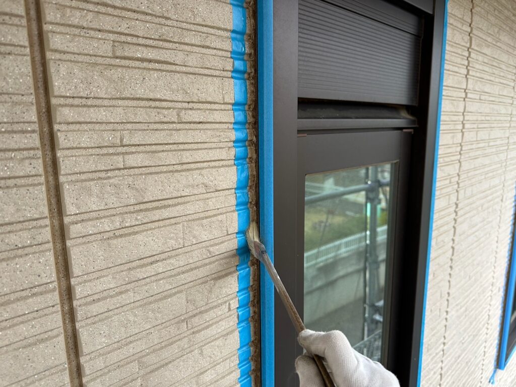 窓周りプライマー塗布<br />
（外壁とコーキングを密着させる為の接着剤です。とても重要な工程です。）
