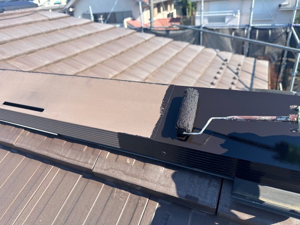 屋根板金さび止め<br />
（さびを制御する塗料で、下塗りの効果もあります。）