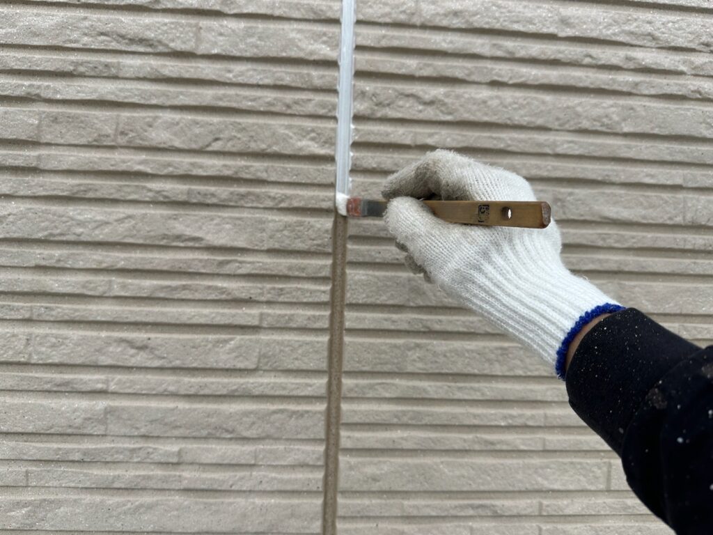 ガスケット部プライマー塗布<br />
（積水ハウスは外壁の繋ぎ目にガスケットというものがあり、そのまま塗装をしてしまうと、ブリード現象（べたつき）が起こります。専用のプライマーを塗ることによりブリード現象を防げます。）