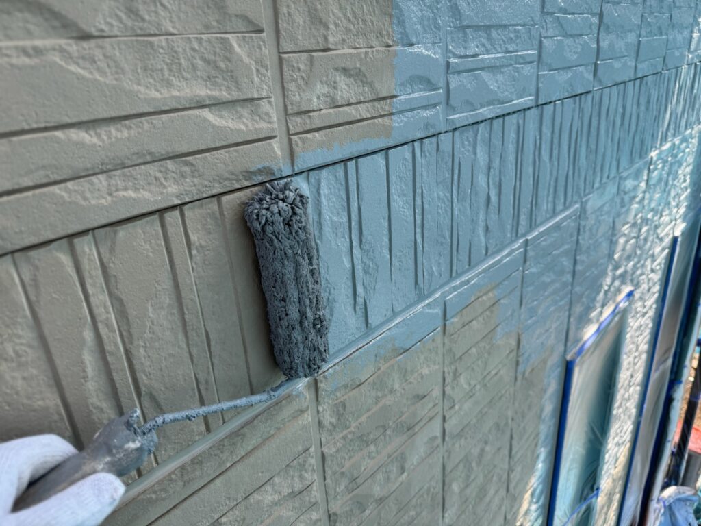外壁下塗り（グレー色）<br />
（外壁と上塗り材を密着させる為の工程です。とても重要な工程です。）