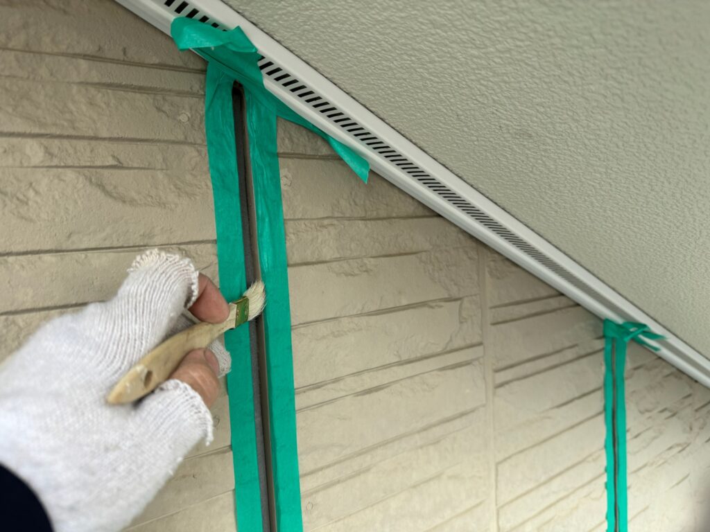 プライマー塗布<br />
（外壁とコーキングを密着させる為の接着剤です。とても重要な工程です。）