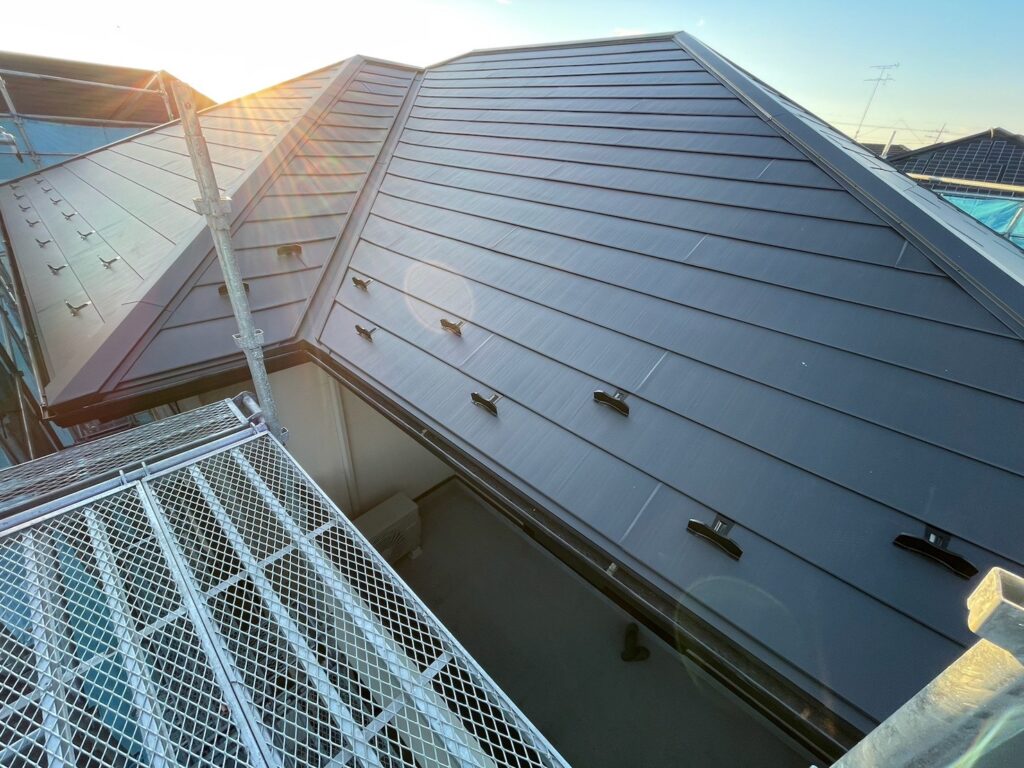 土浦市 屋根カバー工法・太陽光パネル脱着の施工完了事例
