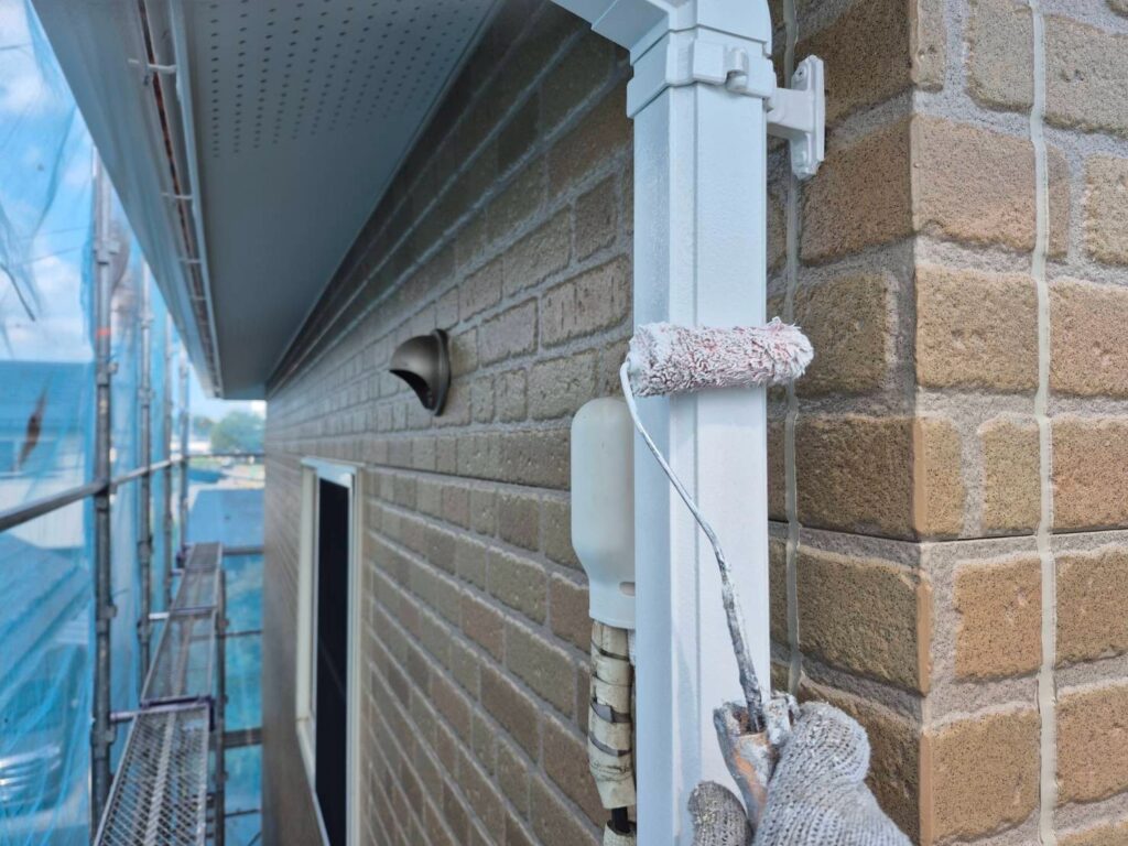 雨どい上塗り（計2回塗り、完了）