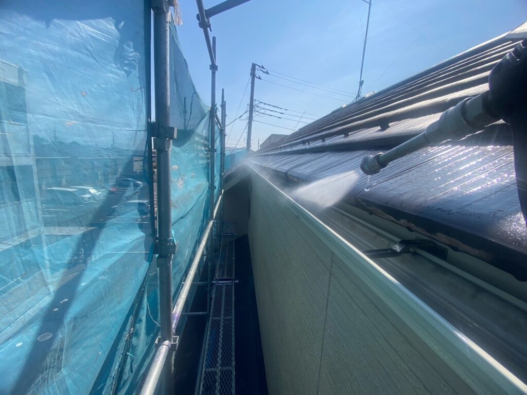 雨どい中：高圧洗浄<br />
（19年間の溜まった汚れを綺麗に落としました。）