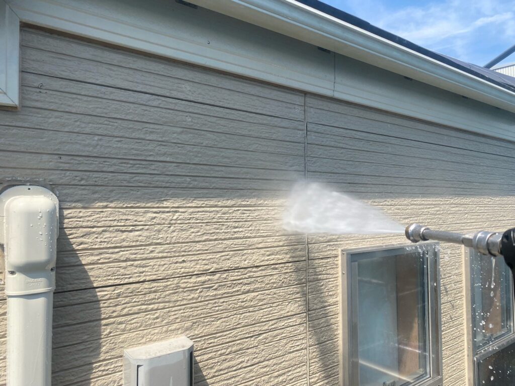 外壁：高圧洗浄<br />
（表面の汚れをしっかりと落としました。）