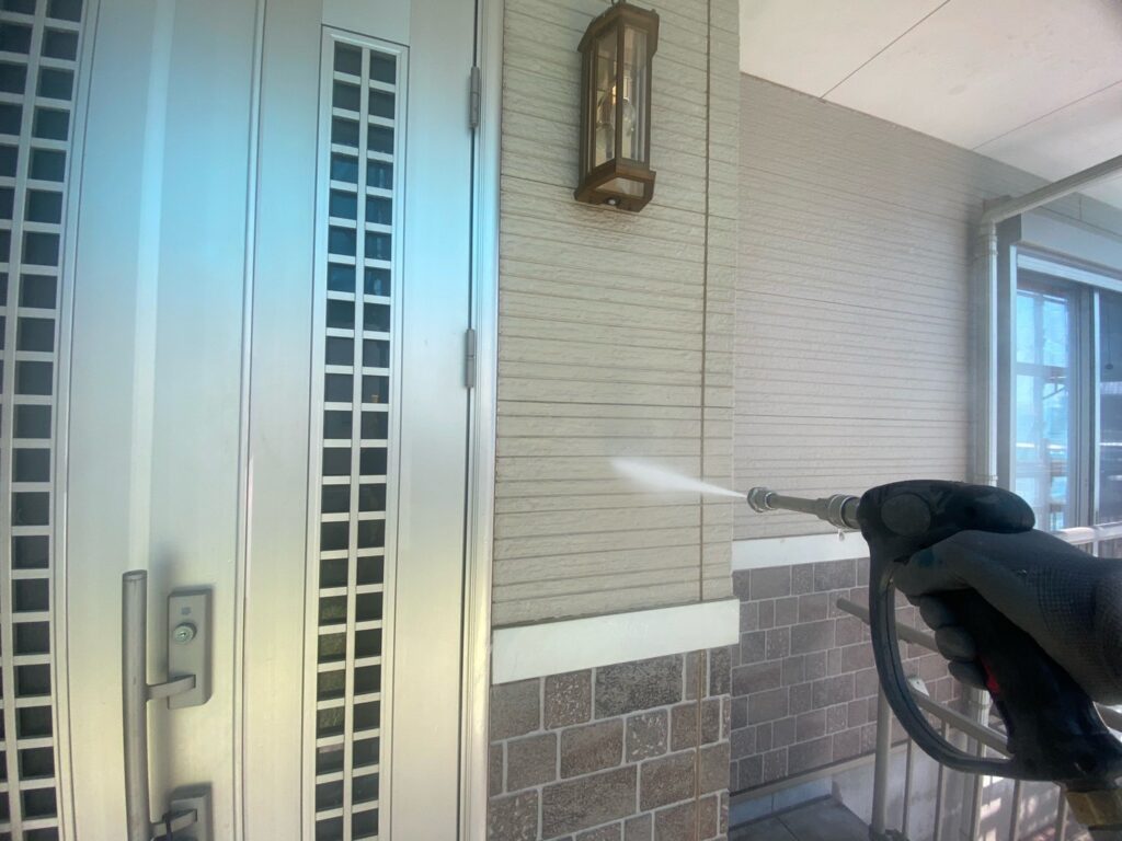 外壁：高圧洗浄<br />
（表面の汚れをしっかりと落としました。）