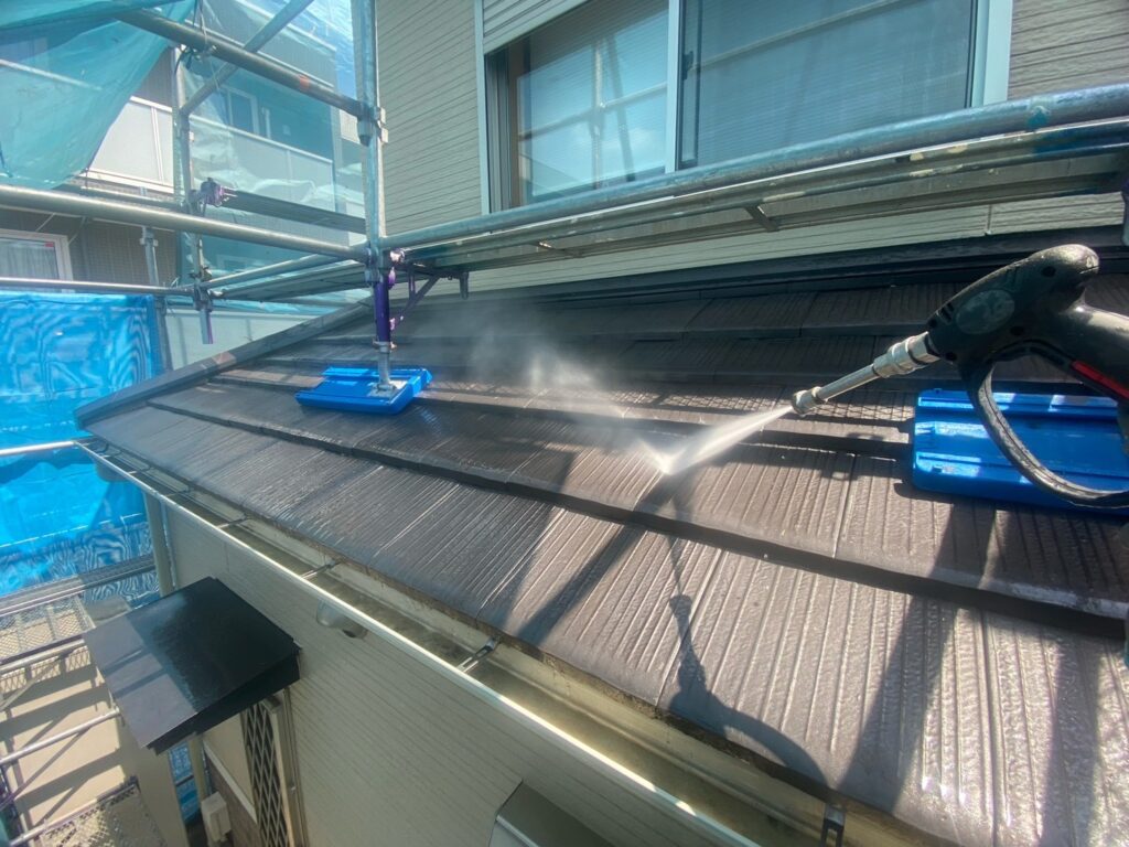 屋根：高圧洗浄<br />
（今回は瓦屋根のため塗装は必要ありませんが、汚れを取るために洗浄を行いました。）
