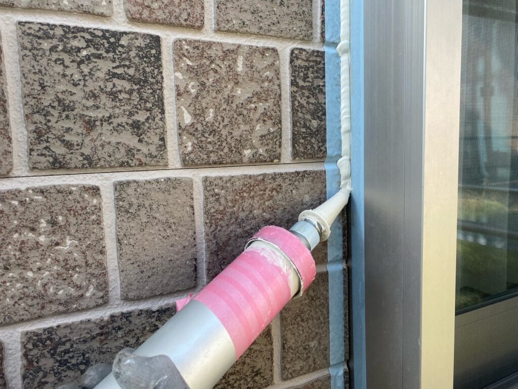 目地・サッシ廻り：コーキング打ち込み<br />
※幕板の上端にコーキングを太く打つことにより、幕板が長持ちするようになります。