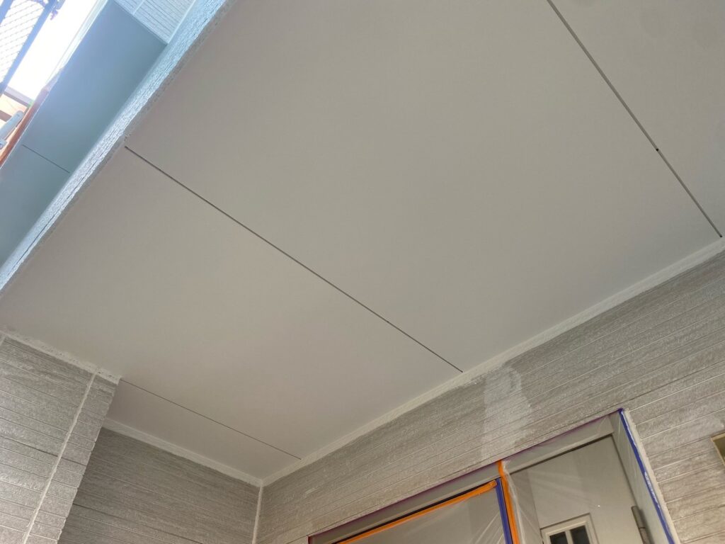 軒天上塗り<br />
（計2回塗り、完了）